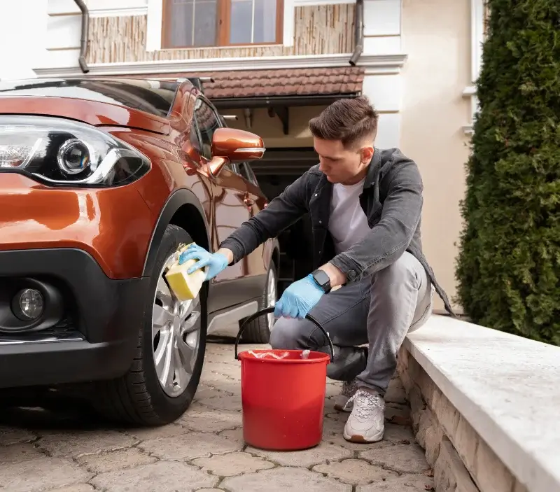 Lavage auto à domicile Saint-Marc-la-Lande : professionnel intervenant sur un véhicule